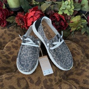 Sz 8 Hey Dude Leopard with Pink Black accents